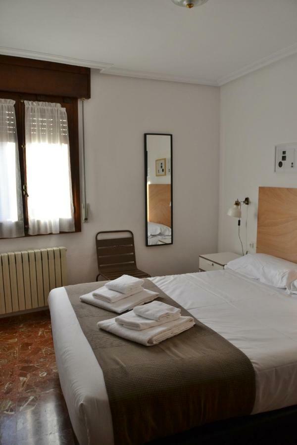 Tres Puentes Anguiano Apartamentos Y Hostal Esterno foto