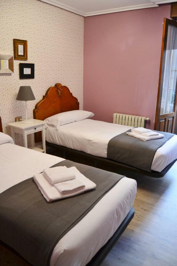 Tres Puentes Anguiano Apartamentos Y Hostal Esterno foto