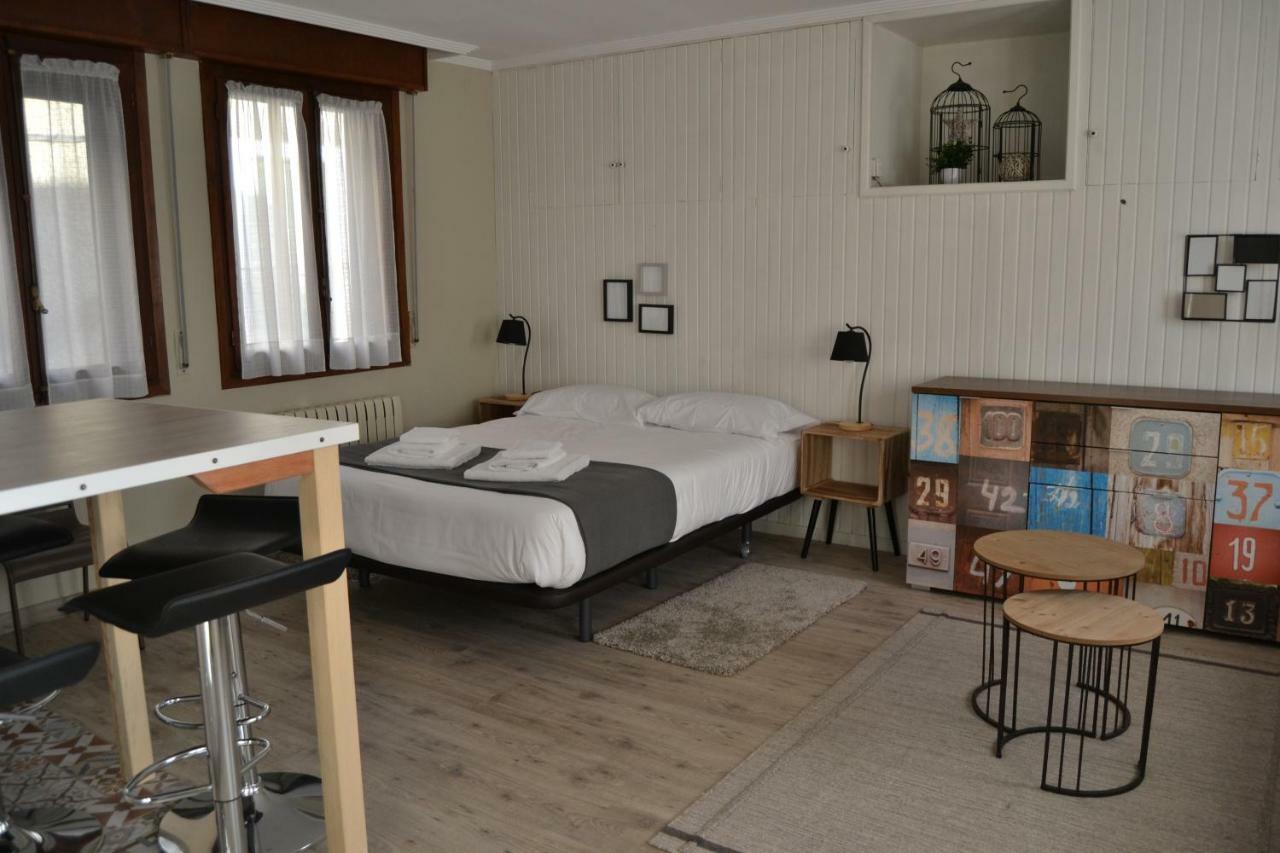 Tres Puentes Anguiano Apartamentos Y Hostal Esterno foto