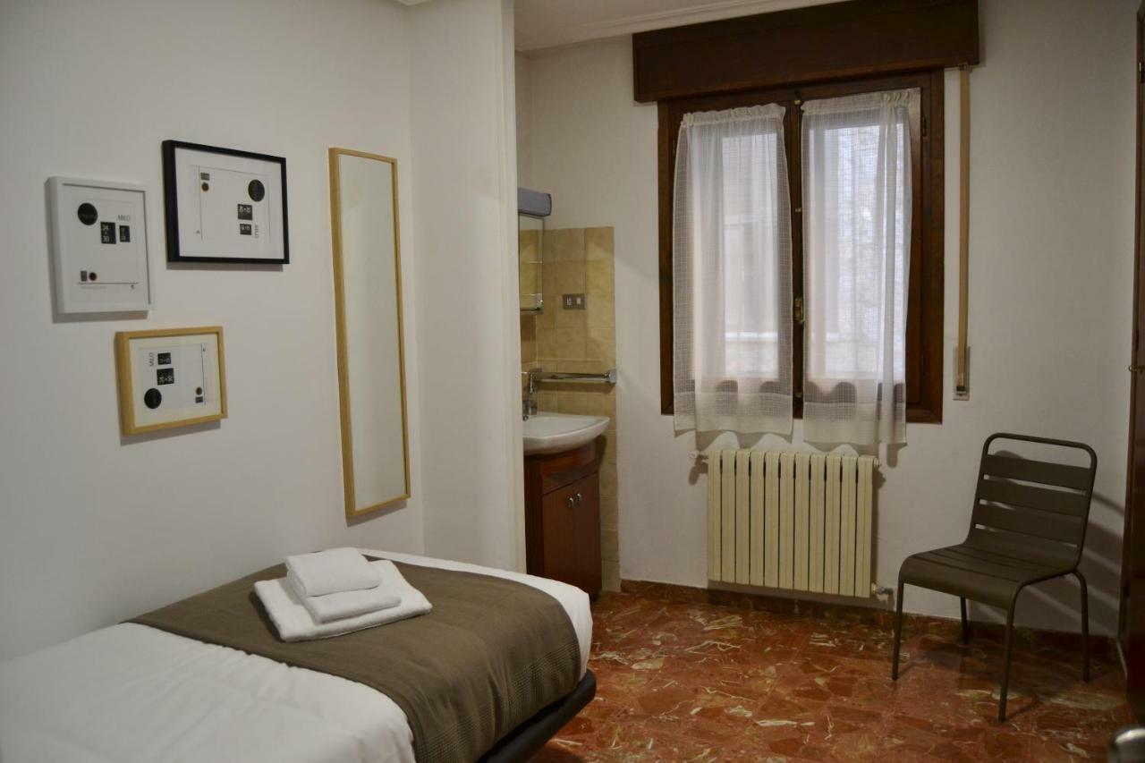 Tres Puentes Anguiano Apartamentos Y Hostal Esterno foto